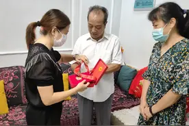 退伍老兵阮班贵获补发“光荣在党50年”纪念章图片