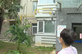 业主不知情 窗户下为何多出两根燃气管？图片