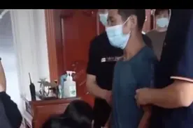 河北17岁男孩海边救人遇难，获救三女子追悼会现场跪谢图片