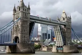 伦敦塔桥无法合拢造成大堵车：升起来让船通过 却放不下去图片