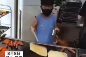 河北一男孩假期帮家人摆摊做鸡蛋灌饼 手法熟练的让人心疼图片