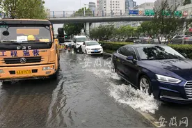 合肥南一环与宁国路交口附近积水严重 车辆需要绕行图片