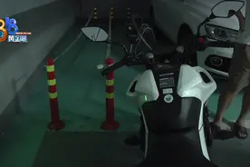 车位旁边停摩托，面对面消除误会图片