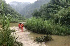 连日暴雨，贵阳一家6口河边露营被困，消防连夜救援图片