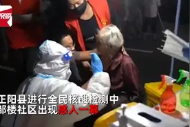 暖心！孙子抱着98岁奶奶做核酸检测，全程细致呵护图片