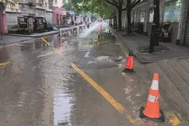 昨天一场大雨 杭州很多地方又经受严峻考验！采荷三小门口窨井盖冒水变“喷泉”、火车东站附近道路积水，多辆私家车趴窝……图片