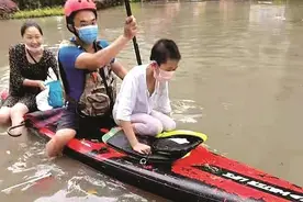 湖北宜城师徒三人划着皮艇 五小时“摆渡”百余人图片
