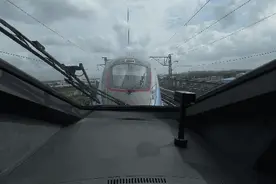 火车花式秀恩爱！今天来点不一样的……图片