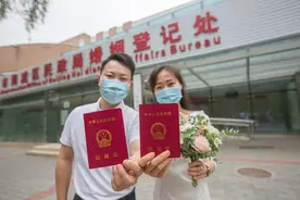 探访“七夕”领证：现场宣誓颁证暂停，线上颁证婚姻辅导服务开通图片