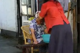 七夕来临，孙女采槿树叶为99岁奶奶洗头视频封面