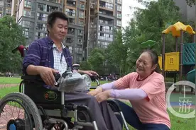 爱情的样子！丈夫高位截瘫，妻子不离不弃悉心照顾13年图片