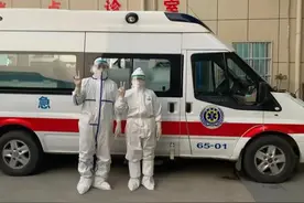 他们昼夜奋战在核酸采样点 深夜不忙时问候对方图片