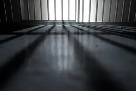 “黑老大”绝食、自残对抗调查，一开口牵出116名公职人员图片