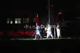 「独家」现场直击郑州首批确诊患者出院，120“专车”接走，上车前和医生合影并致谢图片