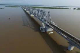 中俄两国首座跨江铁路大桥铺轨贯通图片