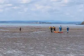 英国一妇女在海滩散步时陷入淤泥 双腿被吸住动弹不得图片