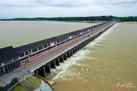 江苏洪泽湖泄洪量达190亿立方图片