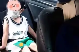 暖心！4岁女儿陪单亲爸爸出车招呼乘客：谢谢您乘坐我爸爸的车图片