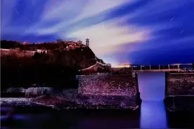 蓬莱仙境夜空星轨，斗转星移如梦似幻图片
