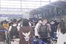 这也要内卷？留学生排长队值机 机场回应：不必提前视频封面