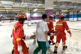 男子坠入在建小区通风井，黄石消防紧急营救图片