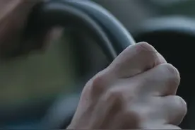 “自动驾驶”来了，双手可离开方向盘吗？一块污渍能让你“翻车”图片