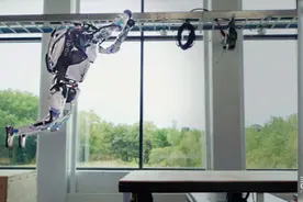 波士顿动力机器人跑酷90秒：撑杆跨栏后空翻，还放出摔跤彩蛋图片