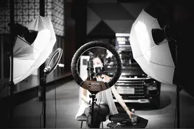 游戏直播中场战事：虎牙斗鱼利润皆下行，但二者差距增大，仍有主播打“擦边球”图片