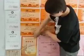 妈妈用俩孩子奖状装饰了整面电视墙，大型凡尔赛现场图片