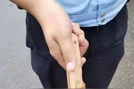 临危不惧！歹徒手持30厘米长刀叫嚣！4名辅警迎面而上按倒制服图片
