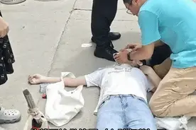 烈日当头！福州一女子突然倒下，一名蓝衣天使急忙跪地救人……图片