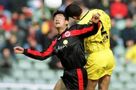 杨晨被授予“德甲传奇球星”称号图片