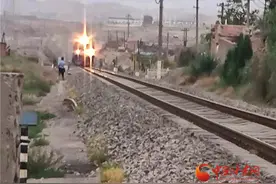 惊险！火车来临小男孩铁路上玩耍 兰铁民警飞奔将其救下图片