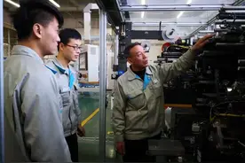 名师出高徒，一辈儿赛一辈儿！师傅带徒弟，有了新路数图片