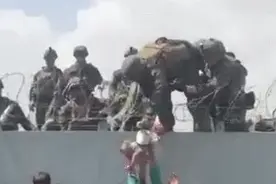 阿富汗人隔铁丝网将婴儿递给士兵，网民@拜登：看到这，你还睡得着吗？图片