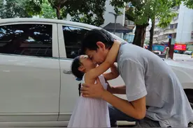 陪父亲跑网约车的4岁女孩有望上幼儿园了图片