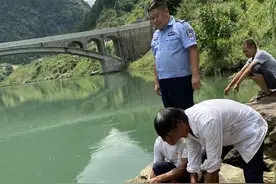 非法捕鱼后，仁怀三男子放流30000尾鱼苗作补偿图片