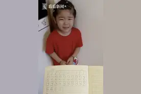 双胞胎姐姐帮弟弟做作业 却遭“无情出卖”图片