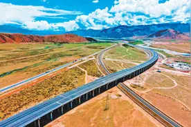 那曲至拉萨高速公路全线通车图片