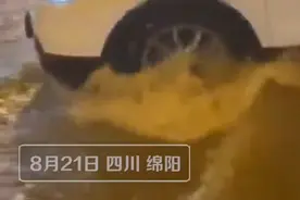 四川暴雨食客积水中淡定吃饭，谈笑风生！网友傻眼：不怕触电吗图片