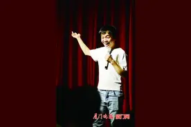 “不好笑才是脱口秀演员最大的缺陷”有出生缺陷的厦门演员小佳在《脱口秀大会》中晋级，罗永浩说“实至名归，绝非同情”图片