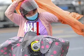 大雨突如其来，行人措手不及图片