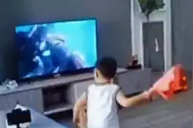 萌娃看电视见奥特曼被欺负，正义感爆棚怒砸电视图片