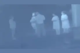 戴发套穿长裙！为追求刺激 男子扮女装潜入女宿舍……图片