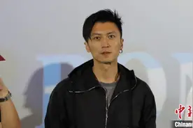 谢霆锋现身成都 化身超级大暖男图片