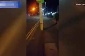 恶作剧！英国男子爬上路边测速装置外壳 用手机闪光欺骗车辆减速图片