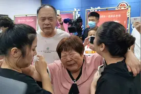 双胞胎姐妹出生一个月失踪，33年后被找到：生活在同一家庭 终与亲生父母团聚图片