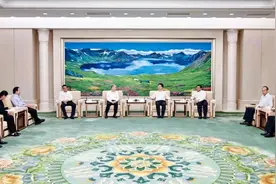 景俊海韩俊一起会见中联重科公司董事长詹纯新并共同见证项目签约图片