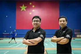 看见幕后英雄丨国羽集训期间，穿线师日均工作10小时穿拍30个图片