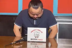 胖哥俩肉蟹煲创始人落泪鞠躬致歉关停涉事门店、加速阳光厨房改造图片